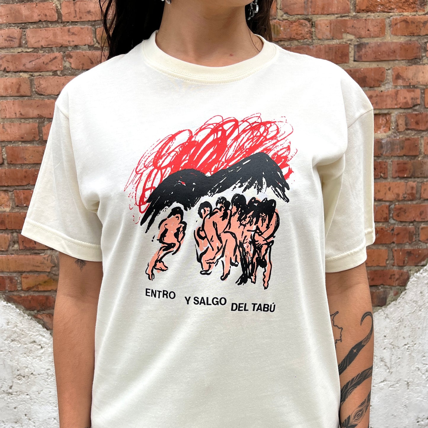 Camiseta "Entro Y Salgo Del Tabú"